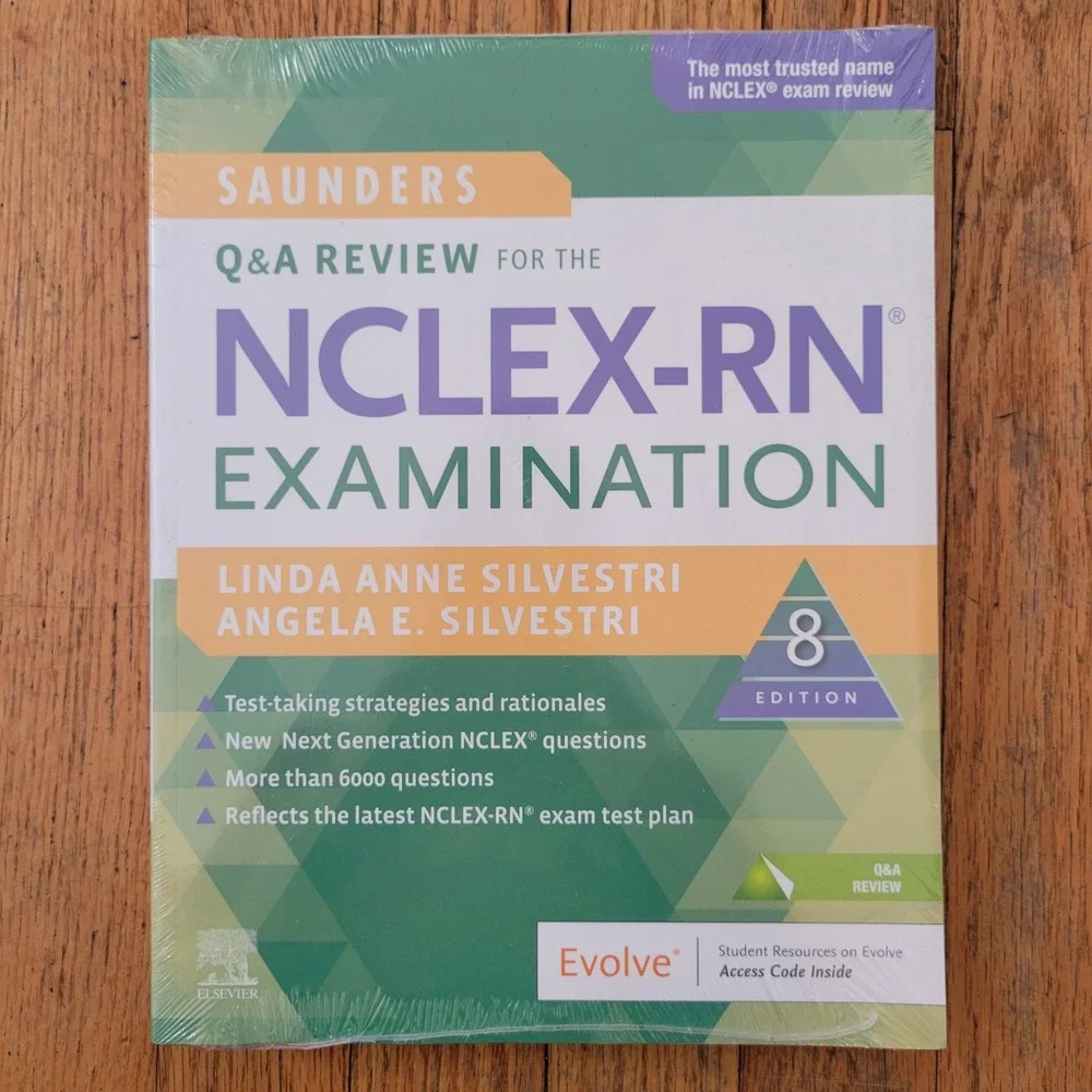 Saunders 8th Ed NCLEX RN Q&A Review Silvestri Paperback Textbook New College